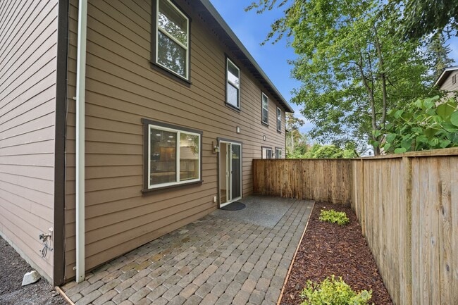 Building Photo - 3 bedroom 2.5 bath