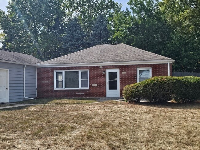 Building Photo - Very updated, cozy two bedroom across from BGHS