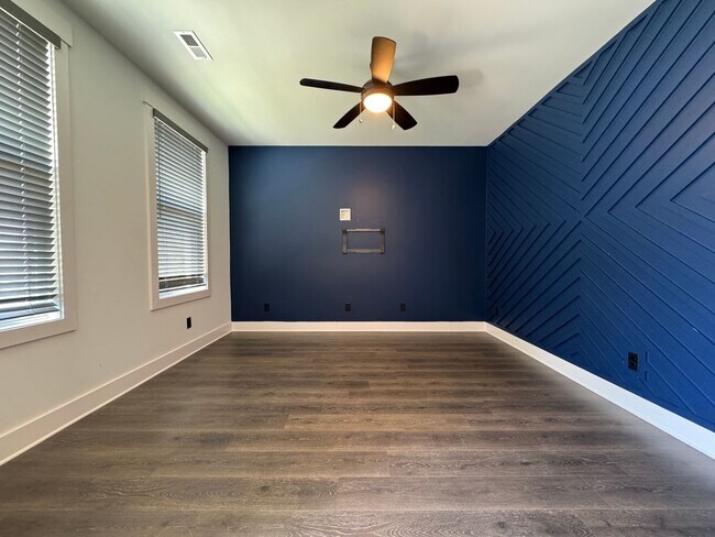 Building Photo - 2 Bed, 2.5 Bath Townhome with 2 Reserved Parking Spots