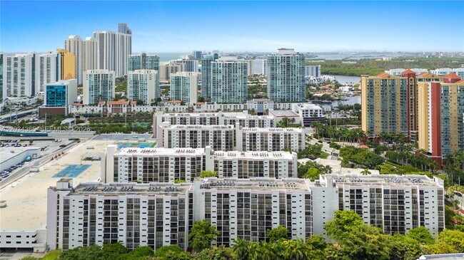 Building Photo - 17021 N Bay Rd