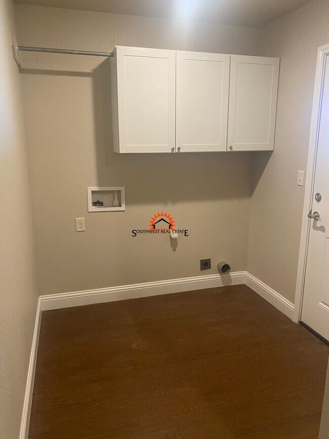 Building Photo - 1308 Mission Dr