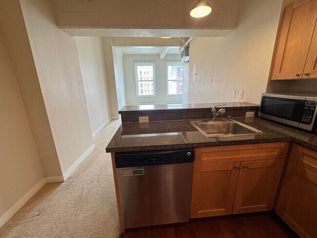Building Photo - Modern 1-Bedroom Condo in the historic Gar...