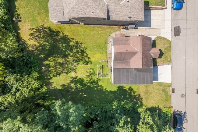 Building Photo - Gorgeous 2 bedroom home in Clairton availa...