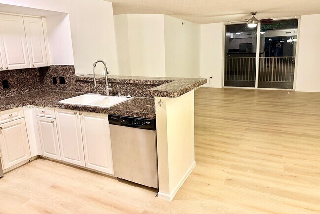 Building Photo - 19601 E Country Club Dr