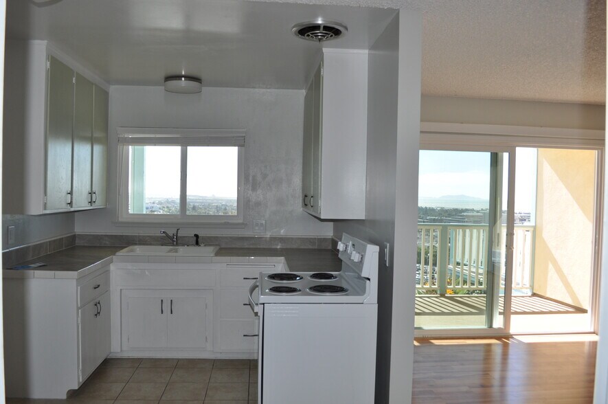 Building Photo - 3305 Hilltop Dr
