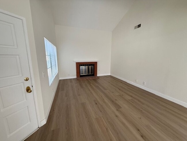 Building Photo - Updated 3 Bedroom Detached Home in Woodbri...