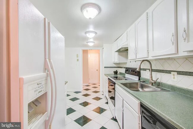 Kitchen - 118 Monroe St