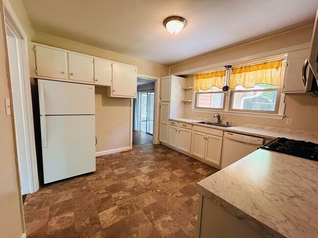 Building Photo - Fabulous 3 bedroom 2 bathroom Ranch home in Lawndale Homes area in NW Greensboro. Huge yard.