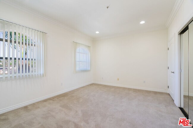 Building Photo - 3328 Oakhurst Ave