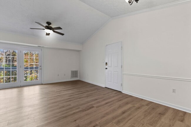 Building Photo - Top Floor Condo with Fireplace and Open Floorplan! Assigned Parking!