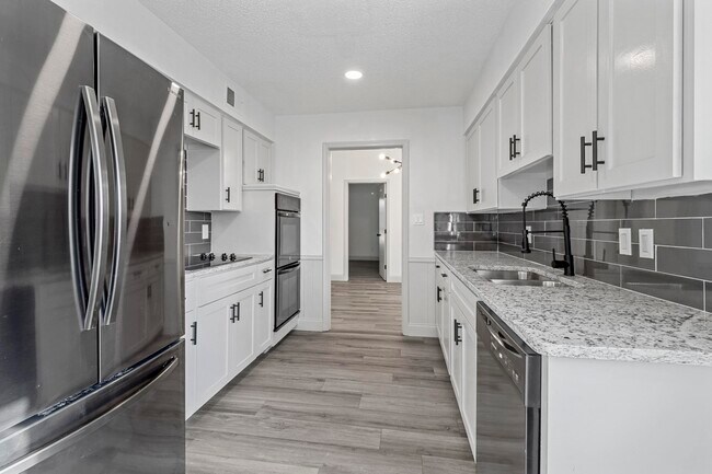 Building Photo - 2404 Kentfield Ln