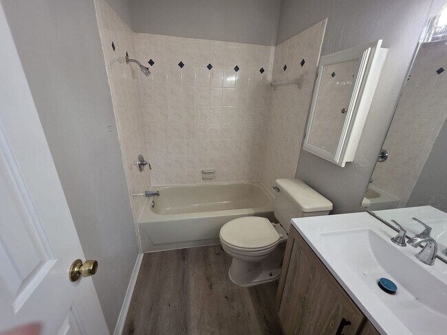 Building Photo - Charming and move-in ready! 3 Bedroom hous...