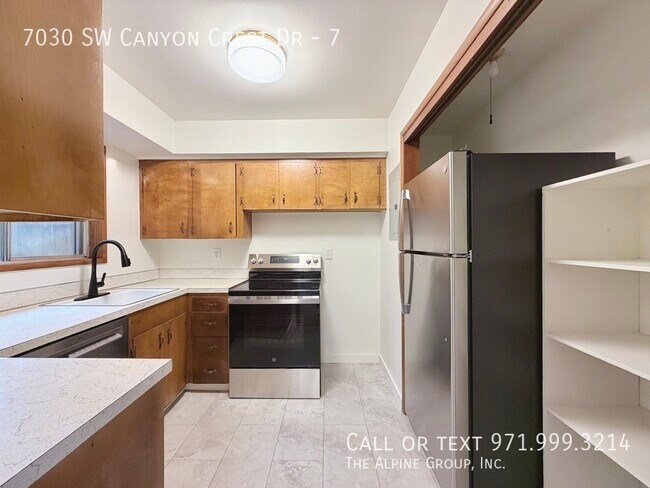 Building Photo - 7030 SW Canyon Crest Dr