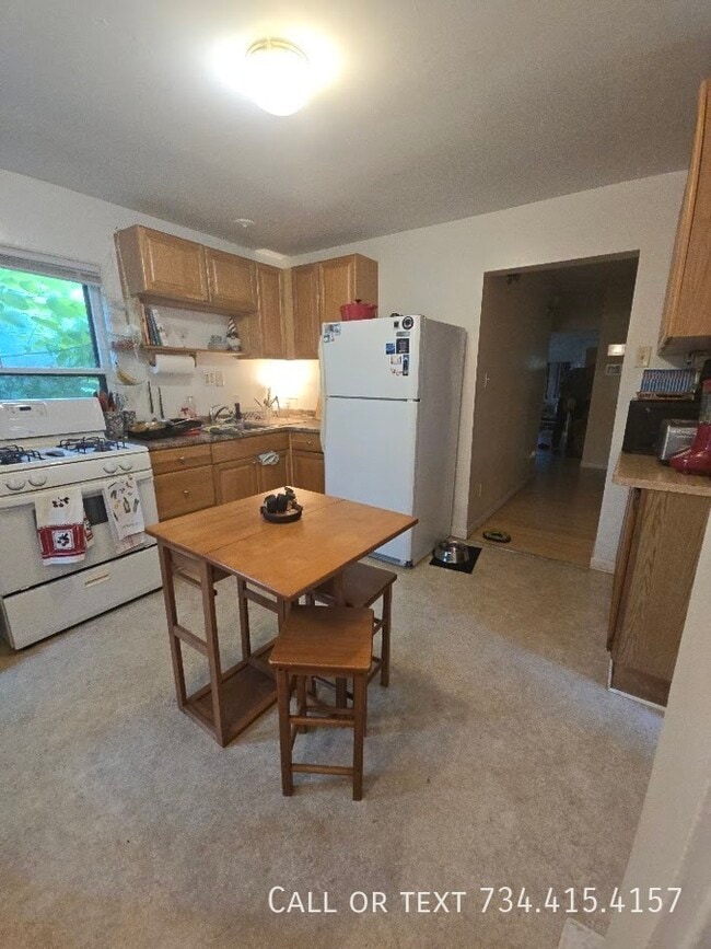 Building Photo - 110 E Summit-