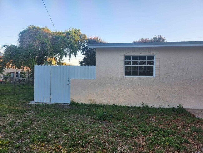 Building Photo - 6870 SW 5th Ct