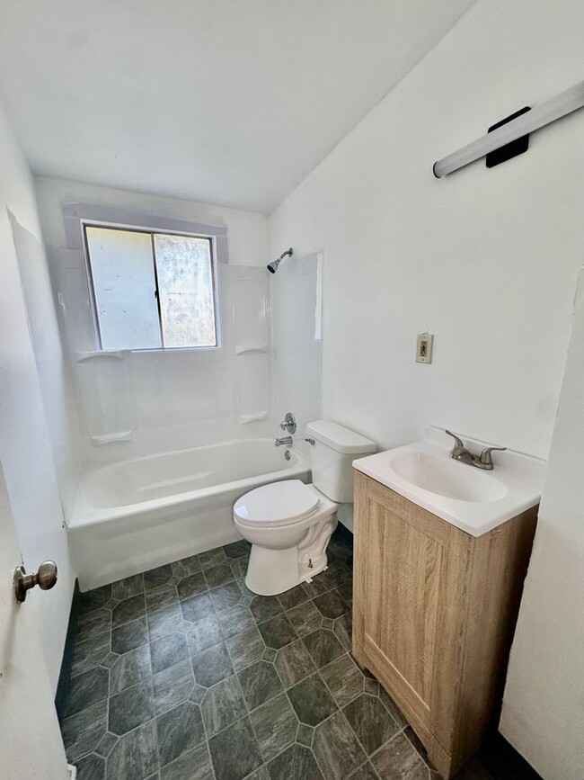 Building Photo - Charming 3-bedroom!