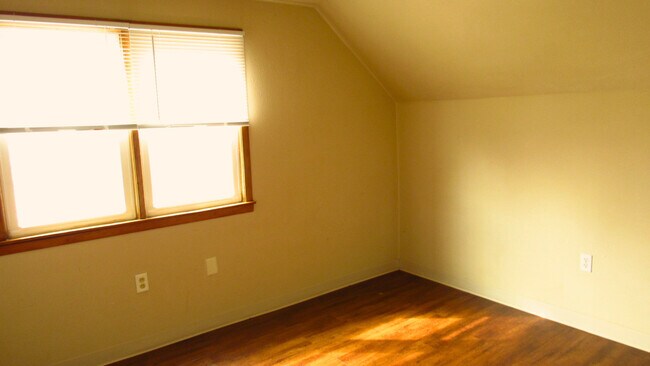 Building Photo - 722 13th Ave