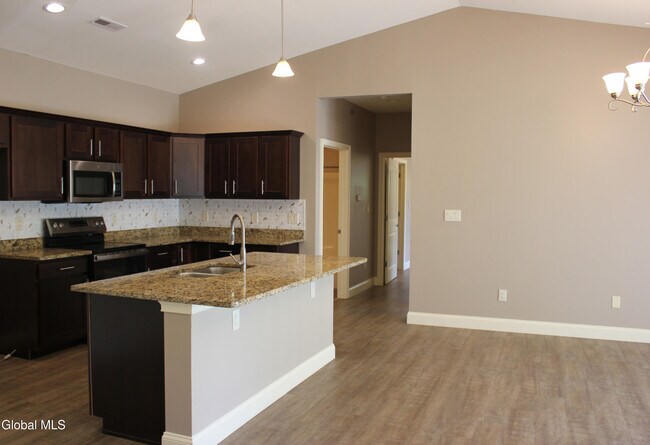 Building Photo - 48 Bavarian Wy
