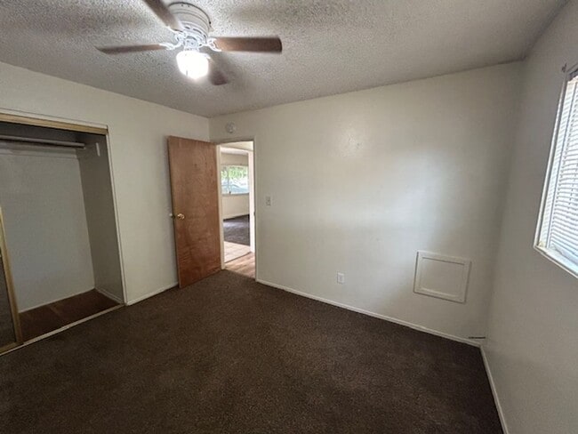 Building Photo - 2 bedroom 1 bathroom in NW Visalia! Close ...