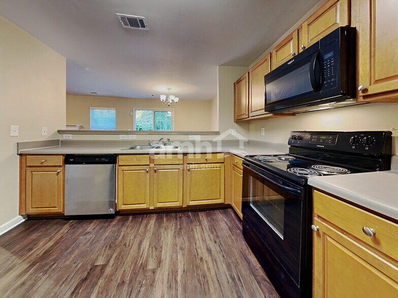 Building Photo - 2920 Mayfair Dr