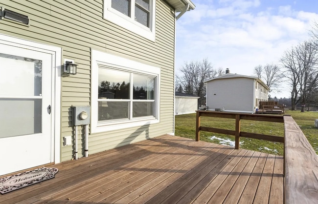 Building Photo - Three Bedroom Townhome n Aspenwood!