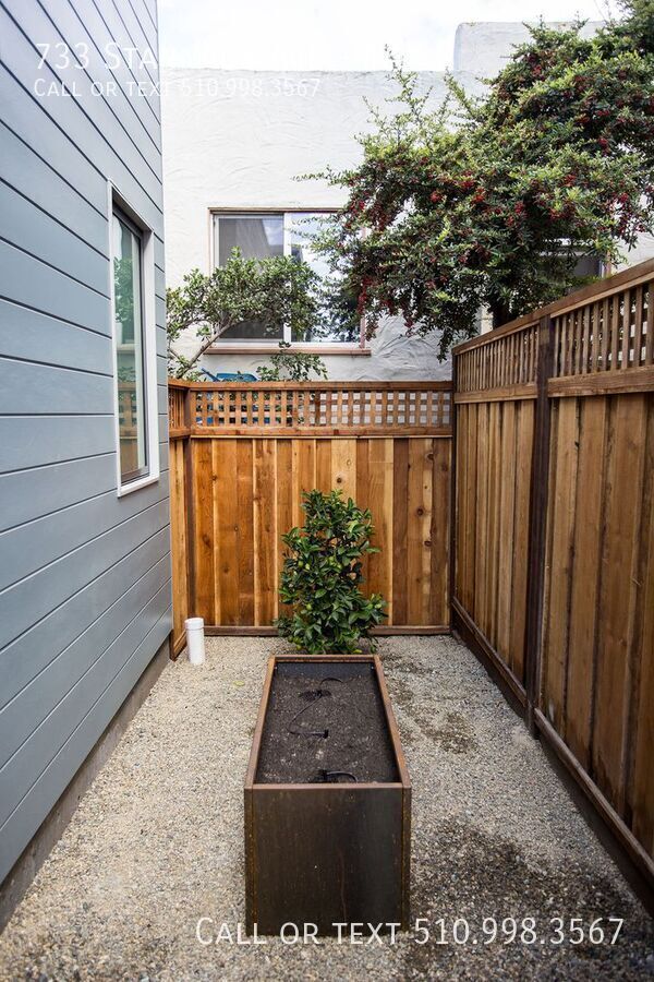 Building Photo - 733 Stannage Ave