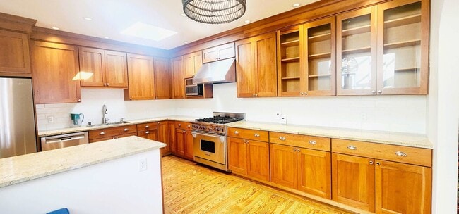 Building Photo - SPACIOUS PARKSIDE SINGLE-FAMILY HOME WITH ENCLOSED PATIO — AVAILABLE NOW!