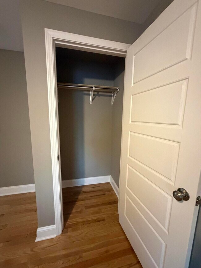 Building Photo - 402 Gunn St