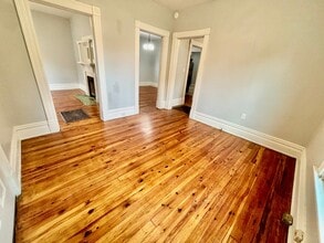 Building Photo - 3 Bedroom in Paris!