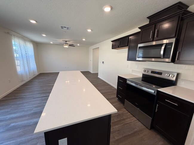 Building Photo - Beautiful New Home for rent in Tulare!
