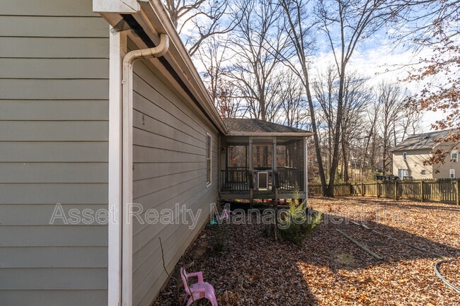 Building Photo - 1405 Wenlock Rd