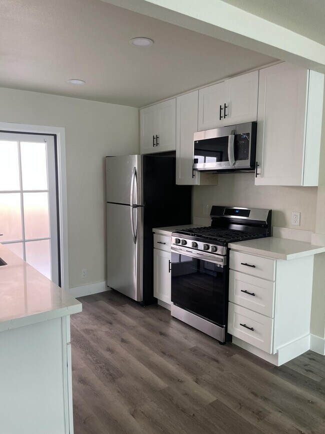 1st Floor 2 by 1, Kitchen - 2000 Channing Way