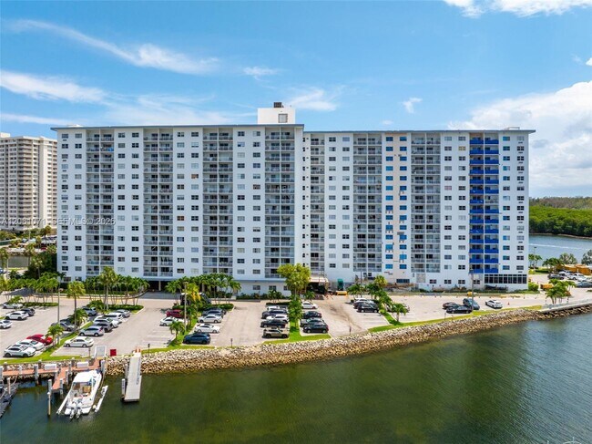 Building Photo - 400 Kings Point Dr