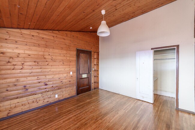 Building Photo - 1070 W Santa Ana Blvd