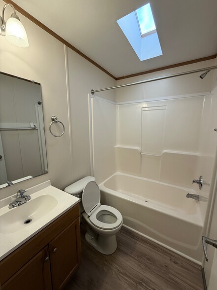 Building Photo - 48 Finch St