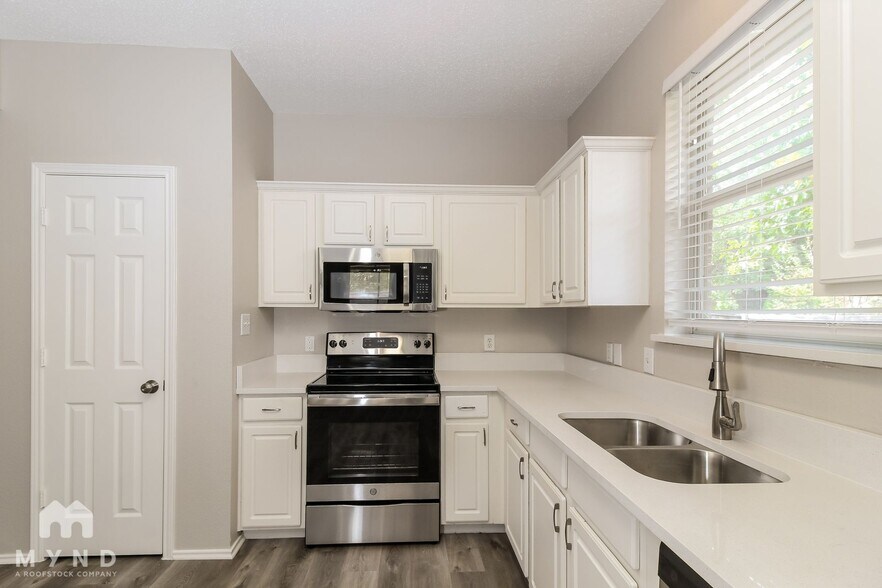 Building Photo - 3941 Overlake Dr