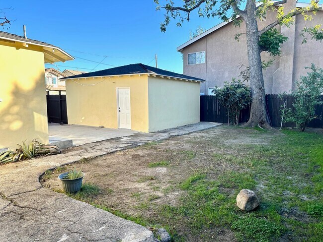 Building Photo - 7360 Hesperia Ave