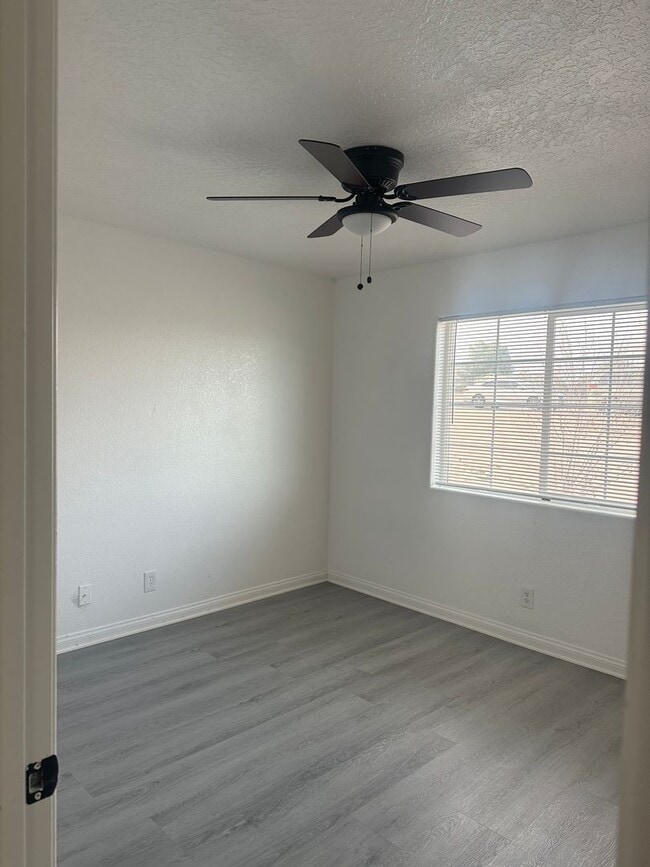 Building Photo - Charming 3 Bed, 2 Bath Home in Hesperia - Perfect for Your Family!