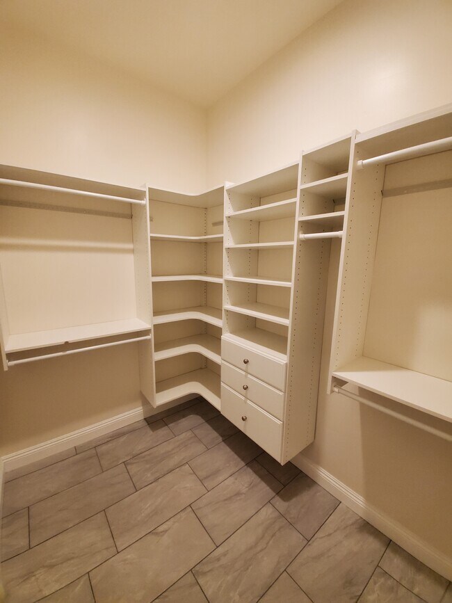 closet - 14056 Sycamore Ave