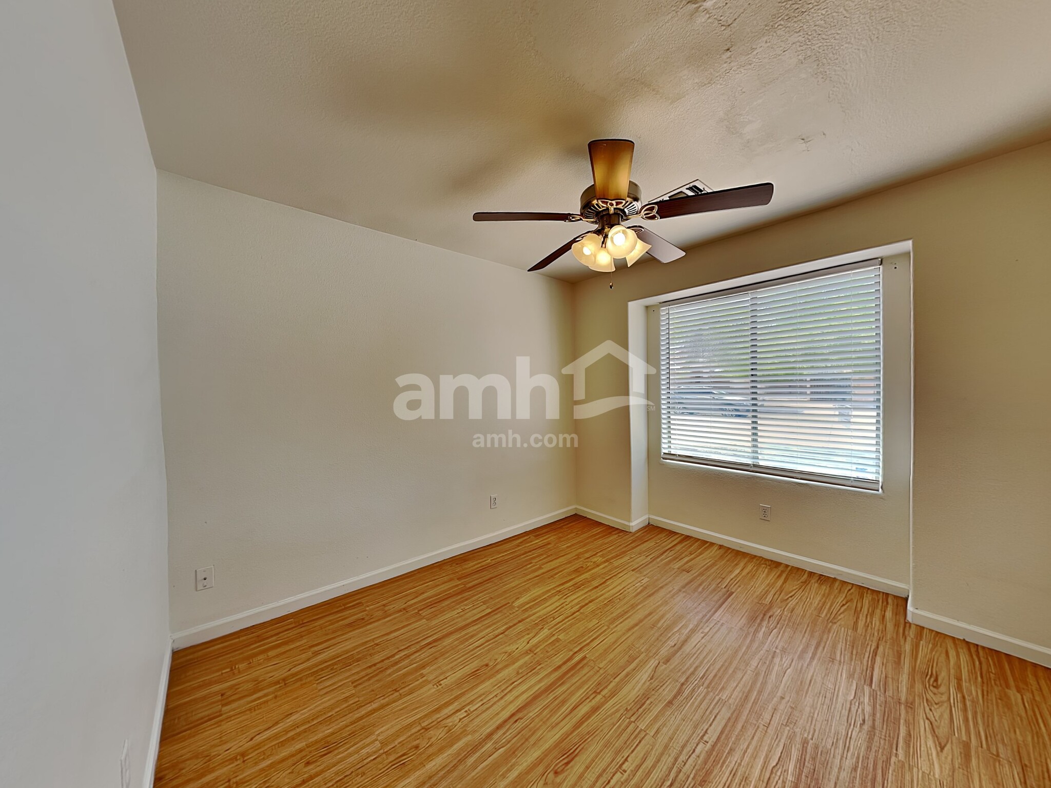Building Photo - 1324 W Pleasant Ln