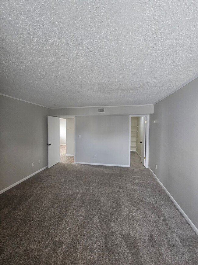 Building Photo - 526 Glenn Regis Way