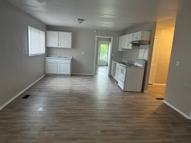 Building Photo - Beautiful Three Bedroom Single Family Home...