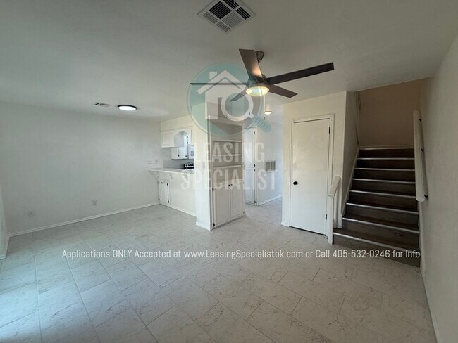 Building Photo - West Norman 2 Bed 1.5 Bath Townhouse Available for Your Immediate Move!