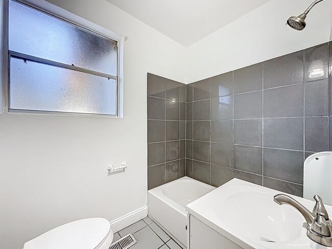 Building Photo - 5330 Quan Dr