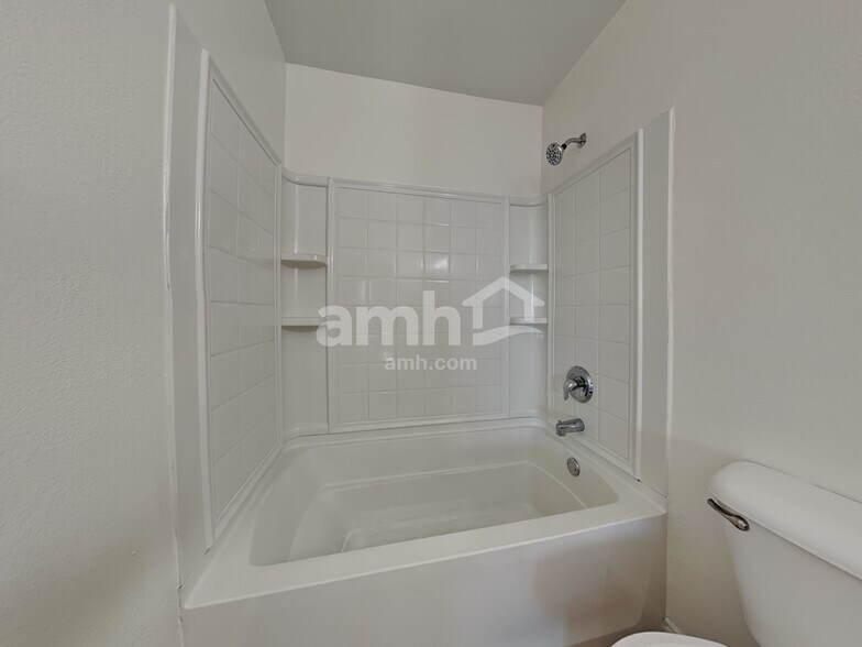 Building Photo - 10616 Park City Trl