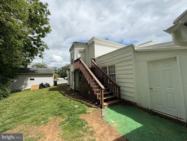 Building Photo - 2641 Valley Ave