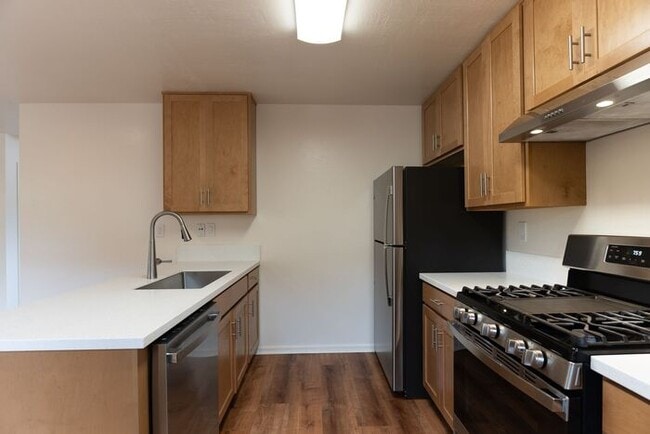 Building Photo - 2 Bedroom in Marina with Private Yard!