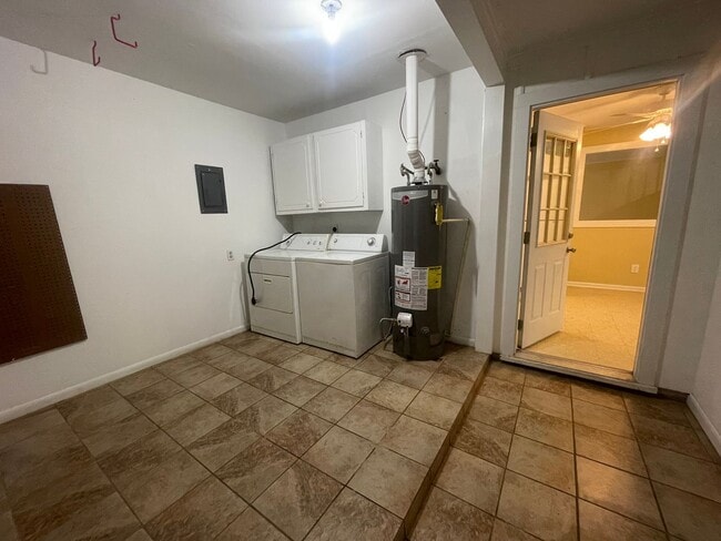 Building Photo - Broadmoor Terrace Beauty!