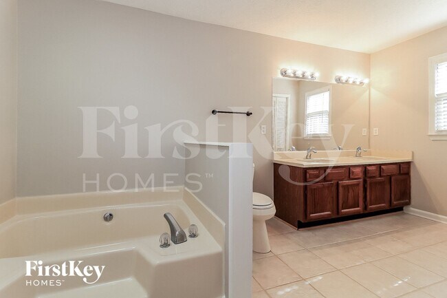 Building Photo - 560 Presidential Dr