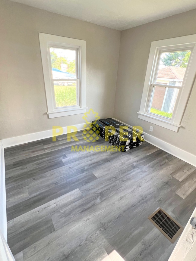 Building Photo - 2 bedrooms 1 bathroom house